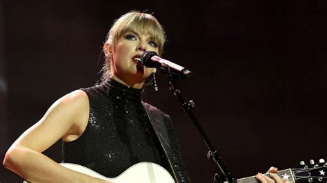 Taylor Swift’s Eras Tour: Un Viaggio Emozionante Attraverso la Sua Carriera Musicale